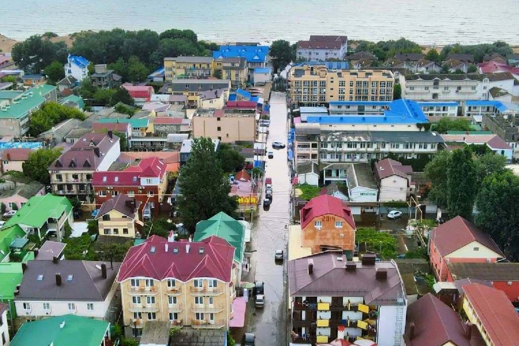 На кадрах, снятых с воздуха, видно, как десятки дорог все еще больше похожи на реки. Фото: instagram.com/andreimakovozov.