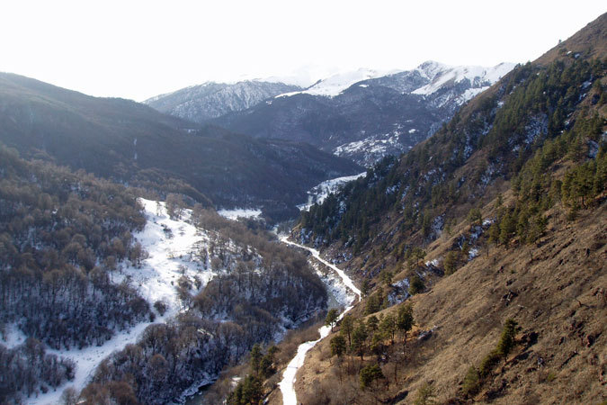 Вид на Аксаутское ущелье с подворья монастыря.