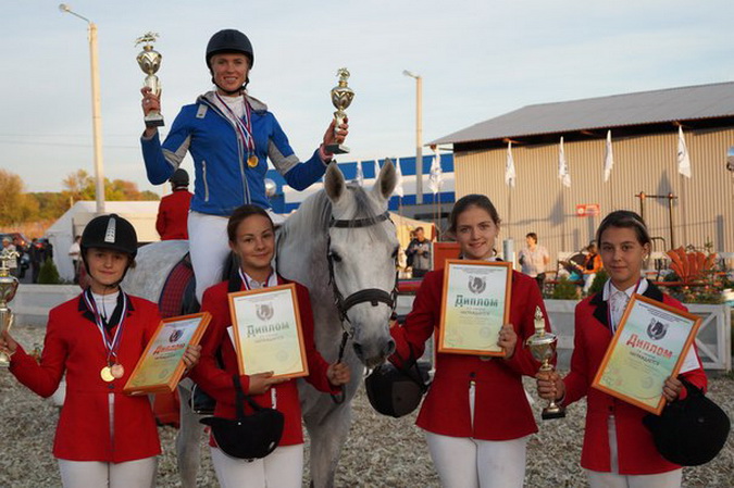 Воспитанницы конно-спортивного клуба "Олимп" постоянно привозят призы с соревнований. Фото предоставлено администраией Павловского района.