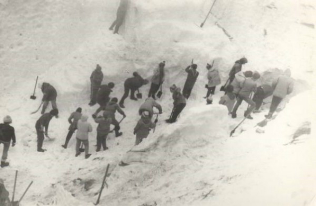 В раскопках принимали участие и женщины. фото: www.mountain.ru.