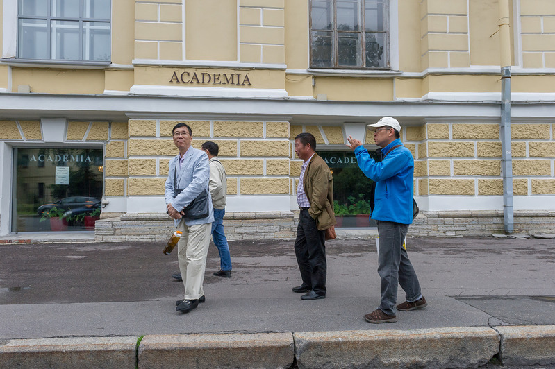 У китайских туристов нет поводов для грусти. Путевка в Петербург и Москву на неделю с проживанием, питанием и перелетом - всего 50 тысяч рублей.