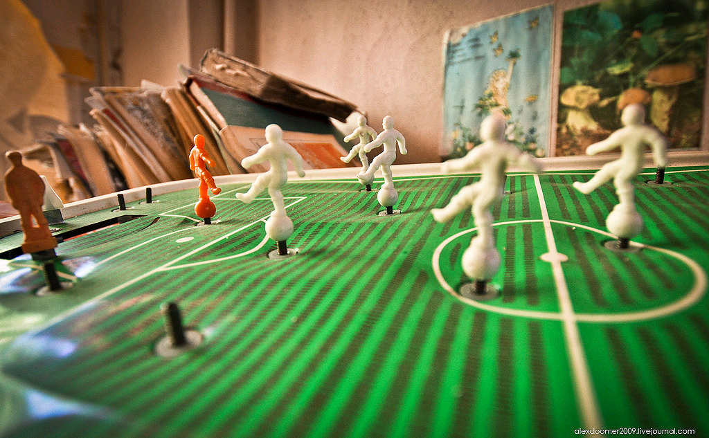 Лагерь "Юность" под Подольском. В кладовой лагеря можно и сейчас обнаружить десятки детских лыж, а в игровых комнатах - такой любимый и всем родной советский настольный футбол. ФОТО http://alexdoomer2009.livejournal.com/