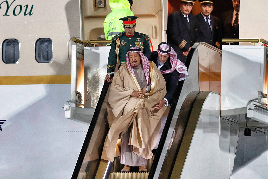 Один из чудо-эскалаторов в правительственном аэропорту российской столицы Внуково-2 отчего-то вышел из строя, и саудовский монарх вынужден был спускаться пешком.