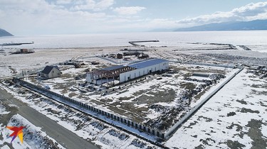 Строительство китайского завода в Култуке вроде бы остановлено, но фактически продолжается. Фото: Анатолий АРХИПЕНКО