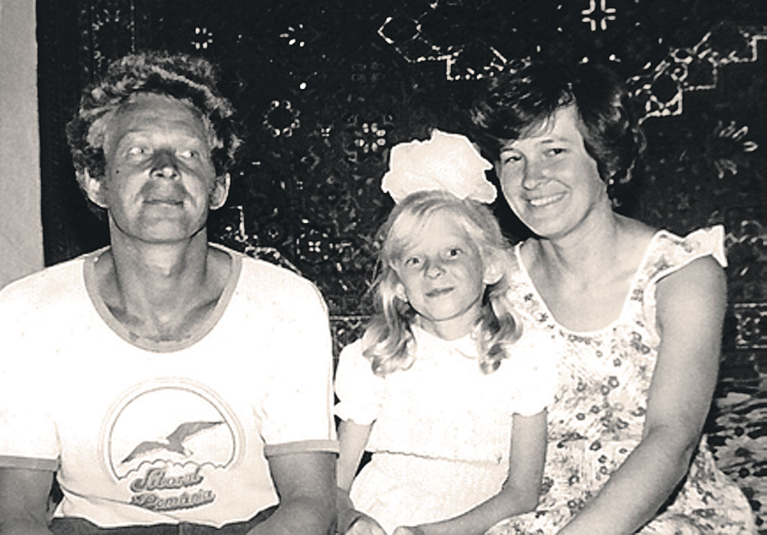 С родителями в крымском селе Уютное, 1989 год. Наташе 9 лет. Фото: Личный архив Натальи Поклонской