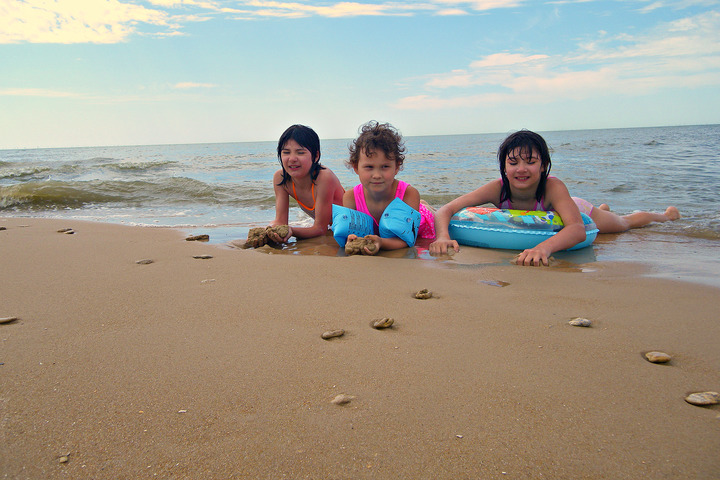 В поисках « куриного бога» мои дети облазили весь пляж, говорят, что камень с дырочкой - это талисман на удачу.