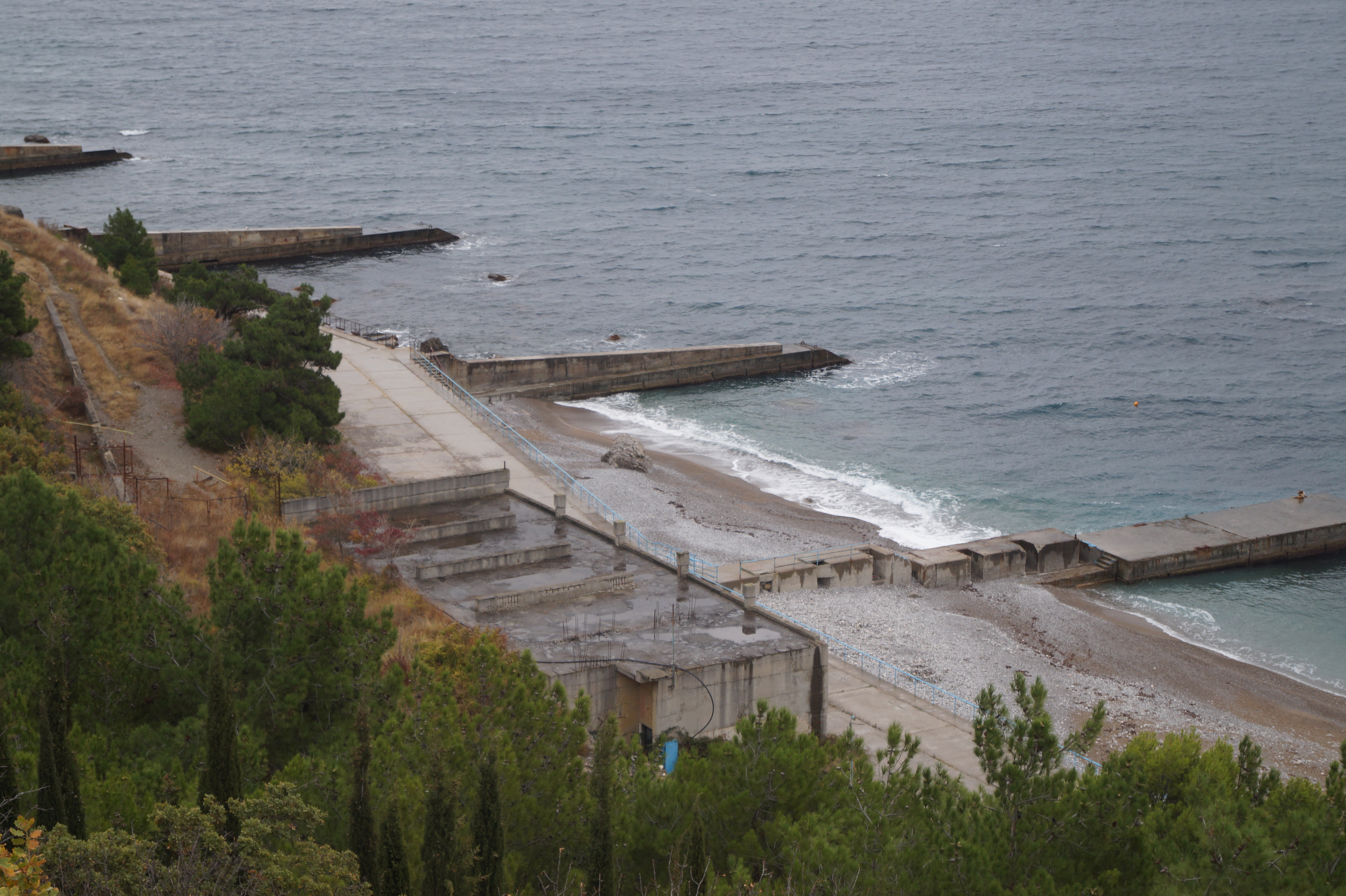 Пляж здравницы облюбовали любители отдыха голышом. Даже на Яндекс.Картах он теперь обозначен как нудистский