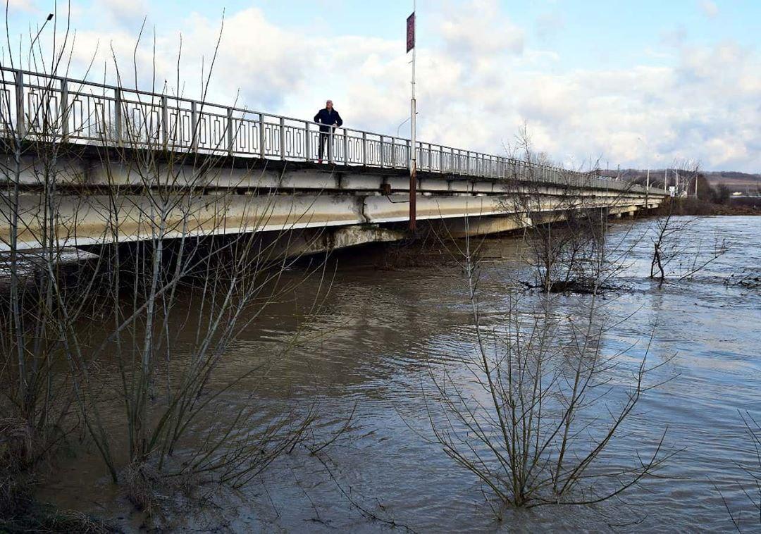Река вышла из берегов. Фото: соцсети.