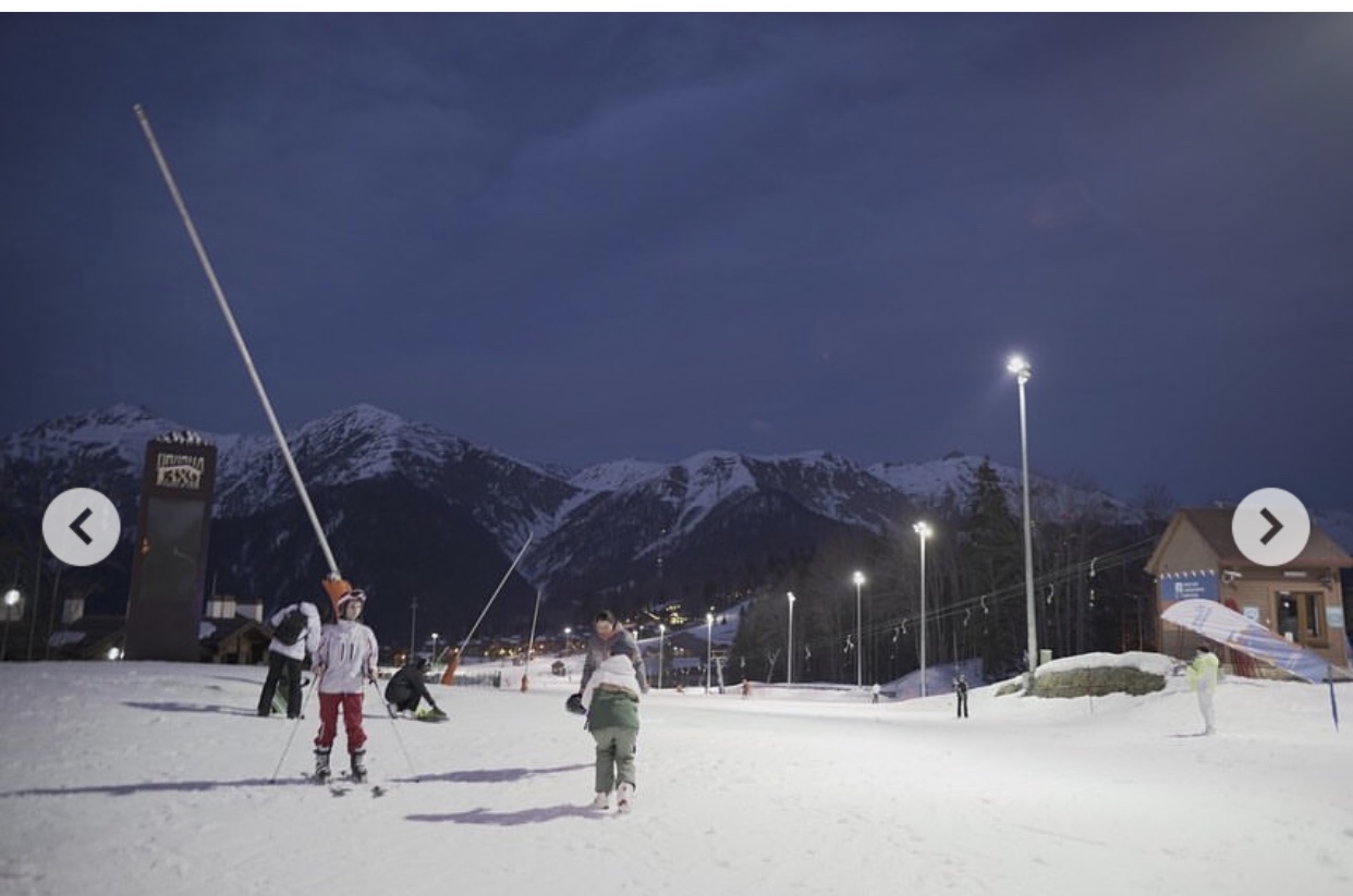 Последнее вечернее катание на склоне «Лаура». Фото: соцсети