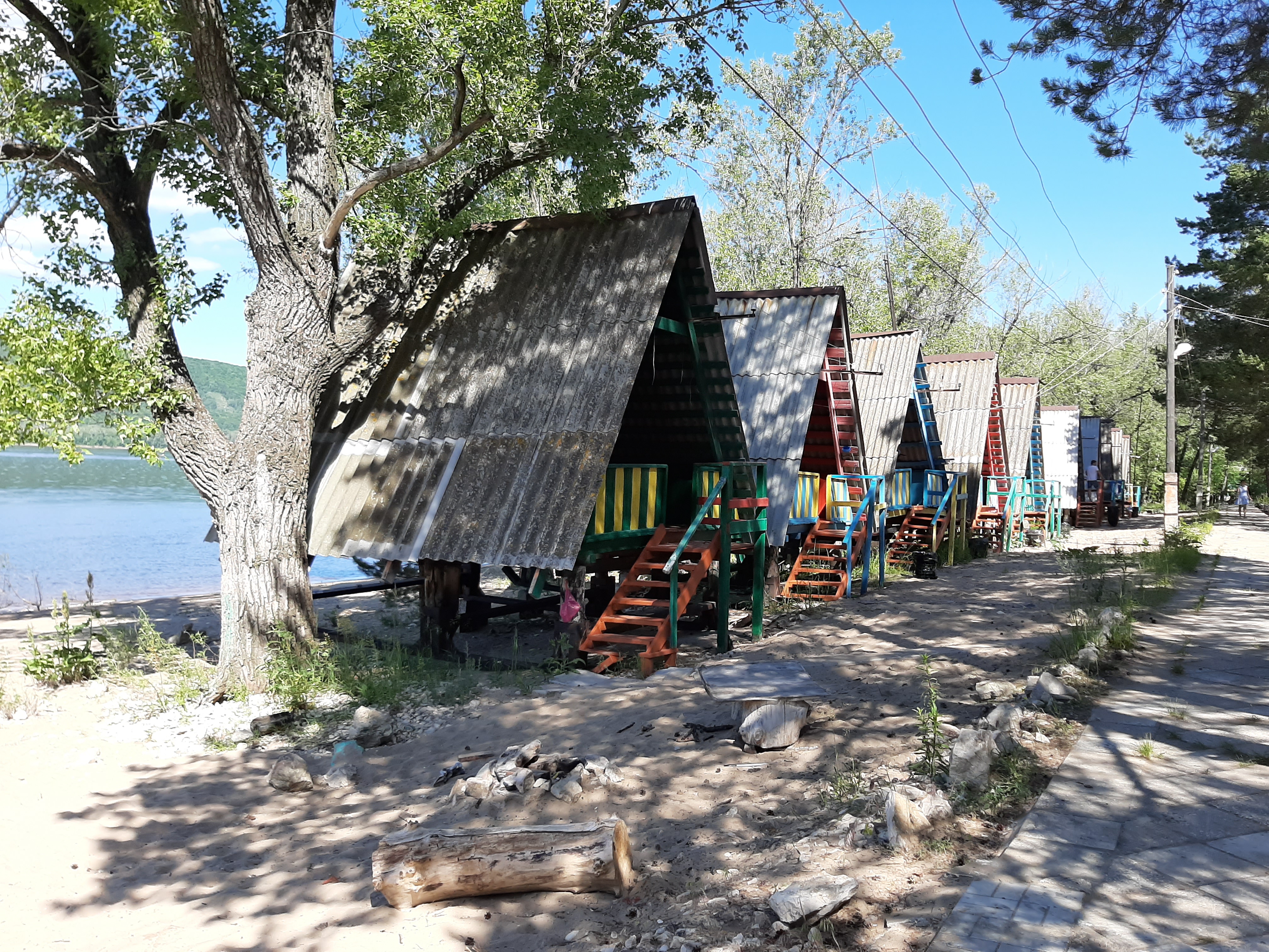 Домики стоят прямо на берегу Волги.