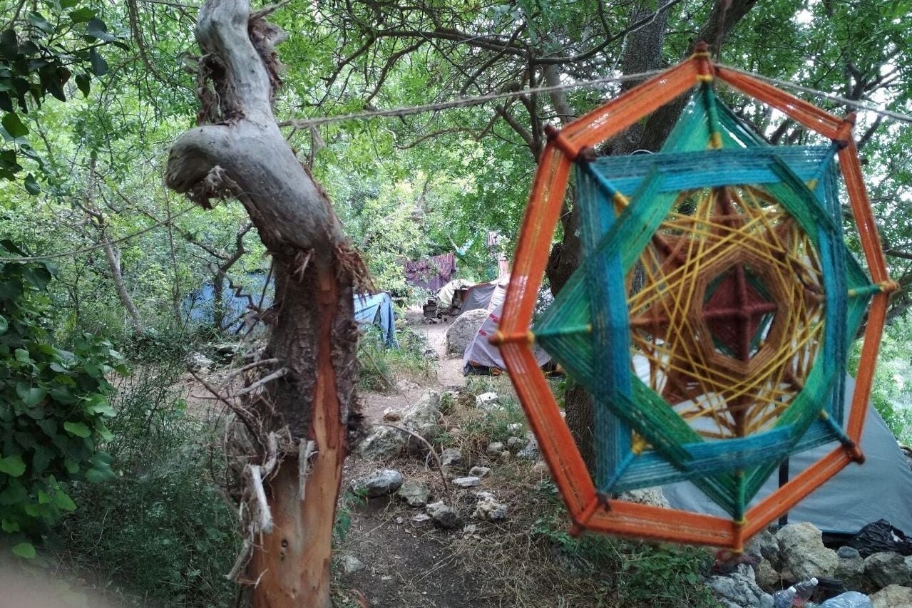 Лагерь, лагерем, а красота должна быть во всем