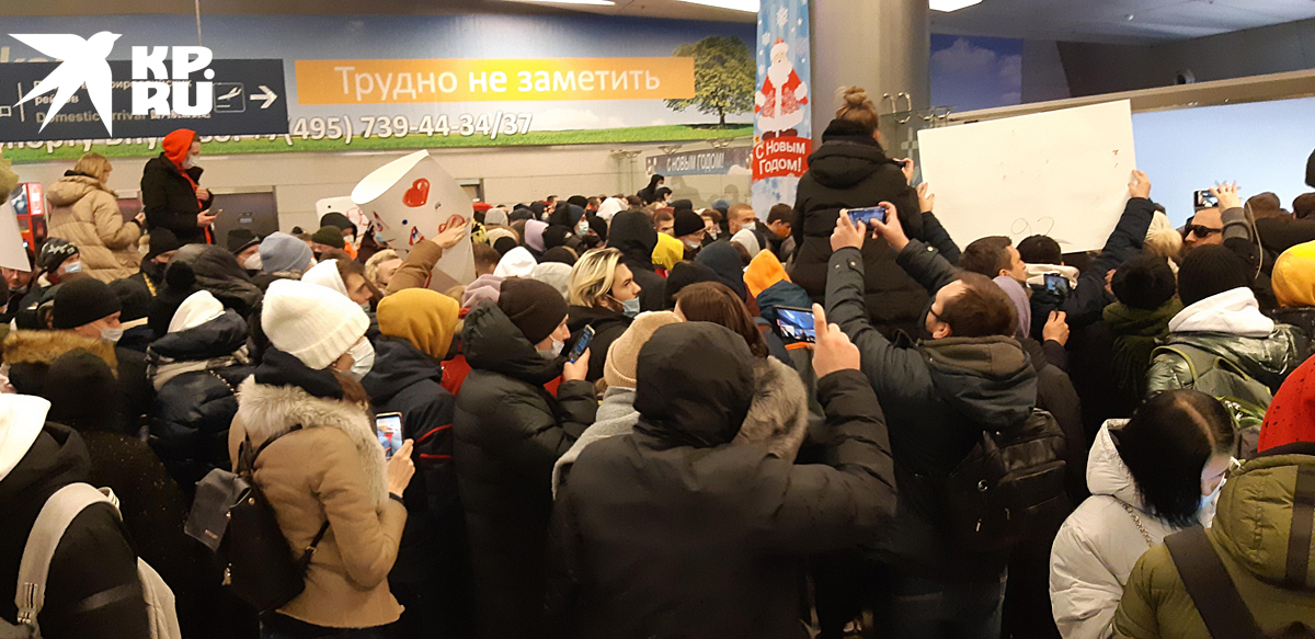 Навальный заранее обьявил о своем возвращении в Москву. Что бы поклонники ему подготовили встречу. И они прибыли в аэропорт Внуково