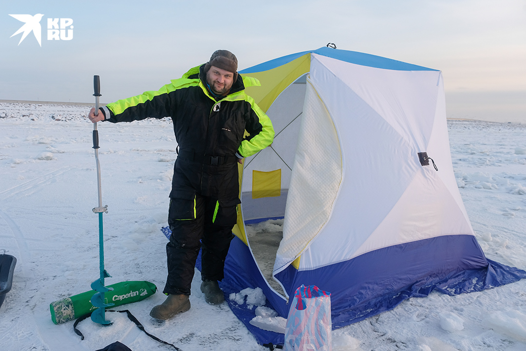 Вот так выглядит оснащение настоящего рыбака. В правом нижнем углу, в пакете - улов: около пяти килограмм отборной корюшки.