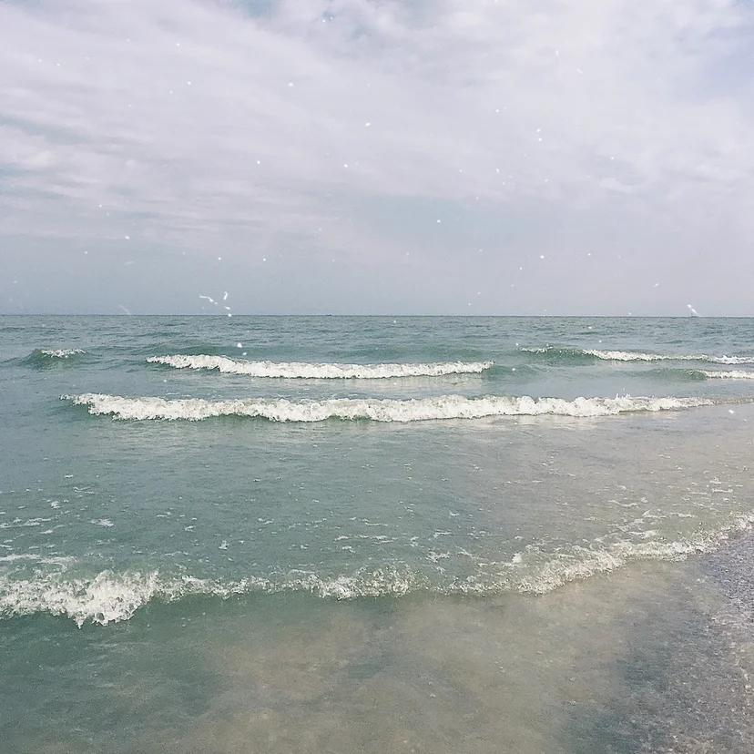 Ночью прибрежные воды светятся от прикосновения. Фото: ПОПОВА Маргарита