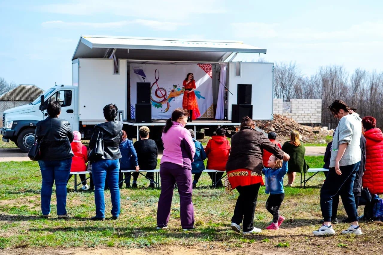 Жители сел и поселков с удовольствием приходят на представления. Фото из архива Министерства культуры РФ