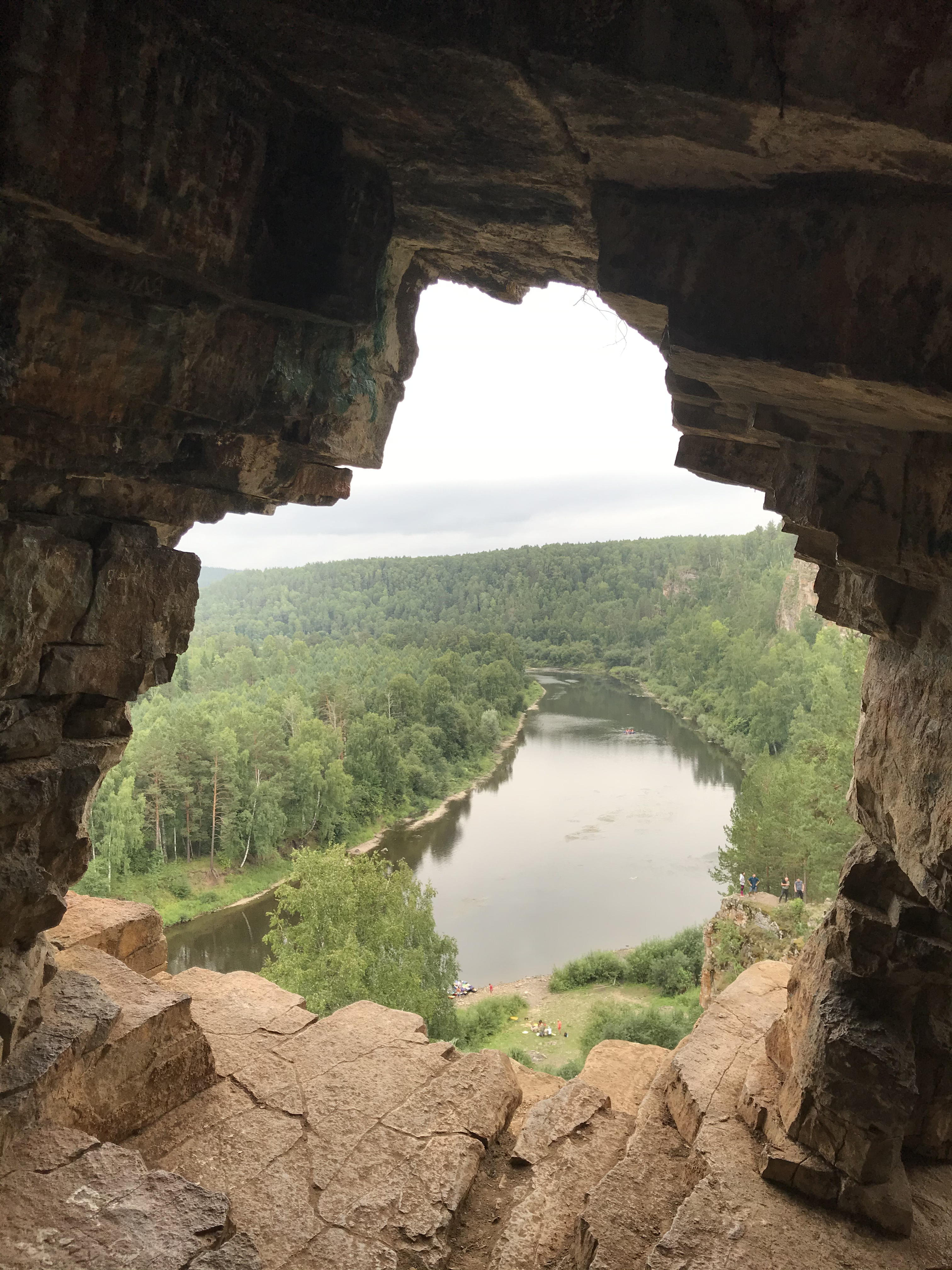 С воды пещера выглядит как два больших окна