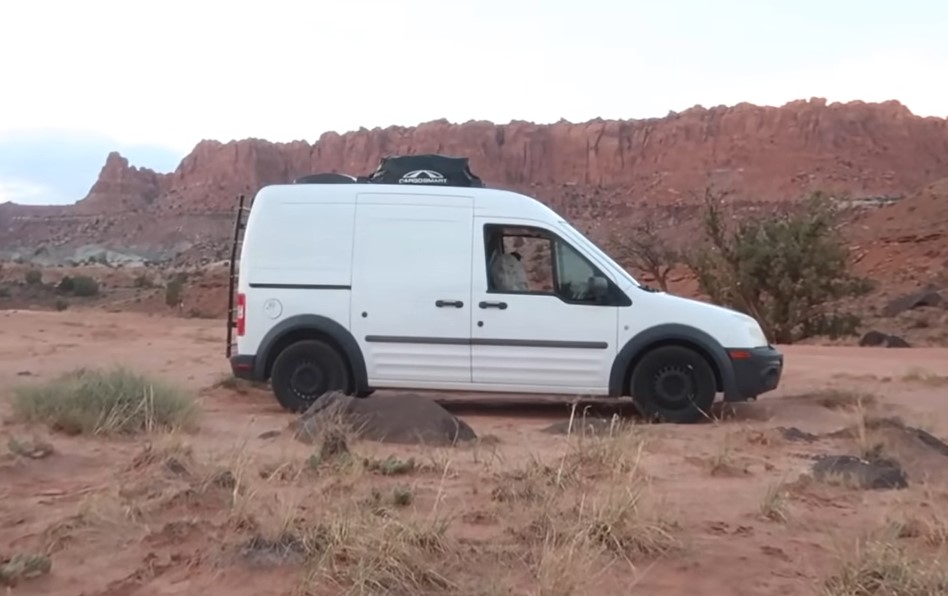 Для путешествия пара арендовала небольшой по американским меркам фургон Ford Transit.