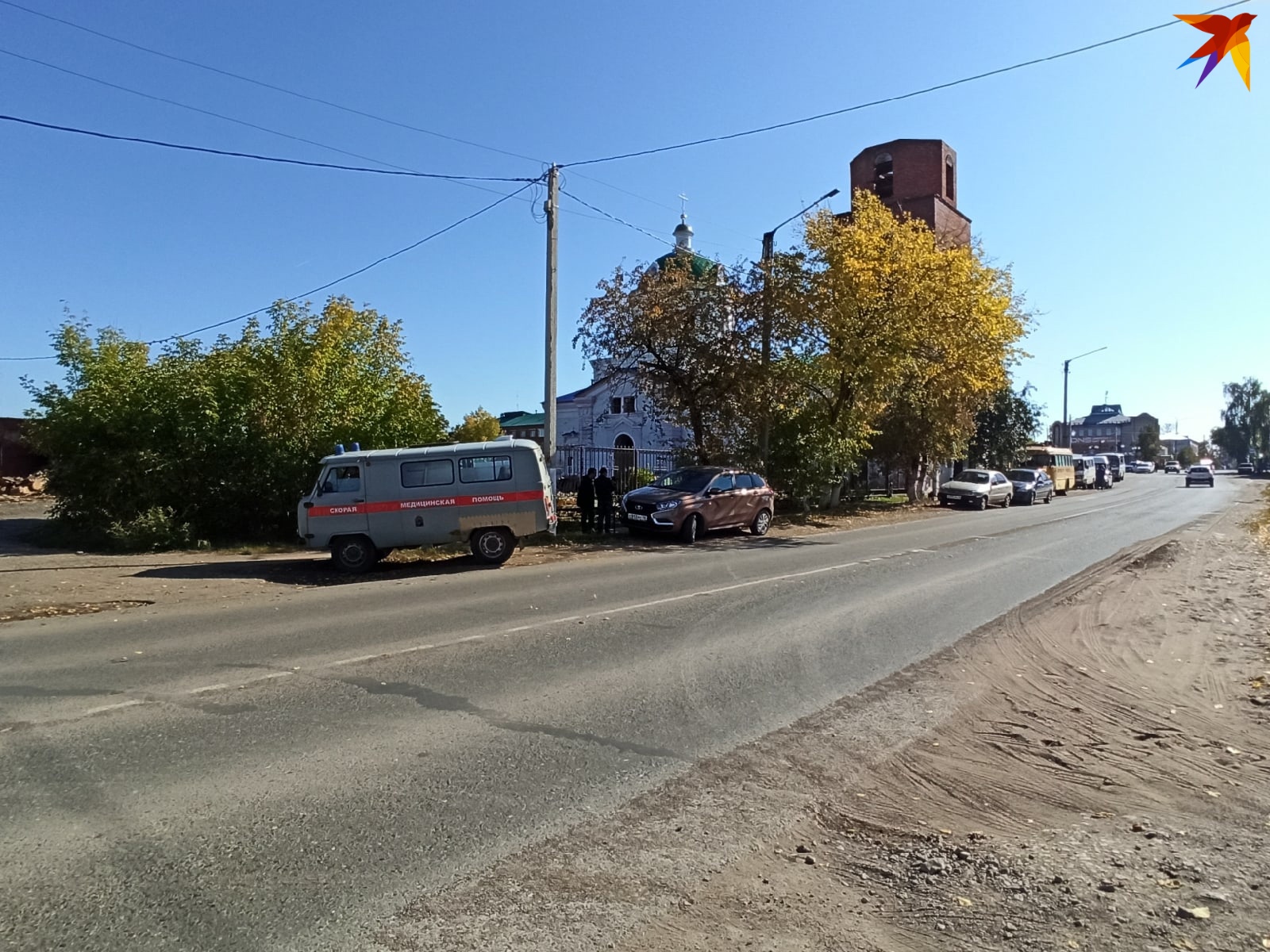 Неподалеку дежурила скорая – к врачам уже с утра обращались за помощью