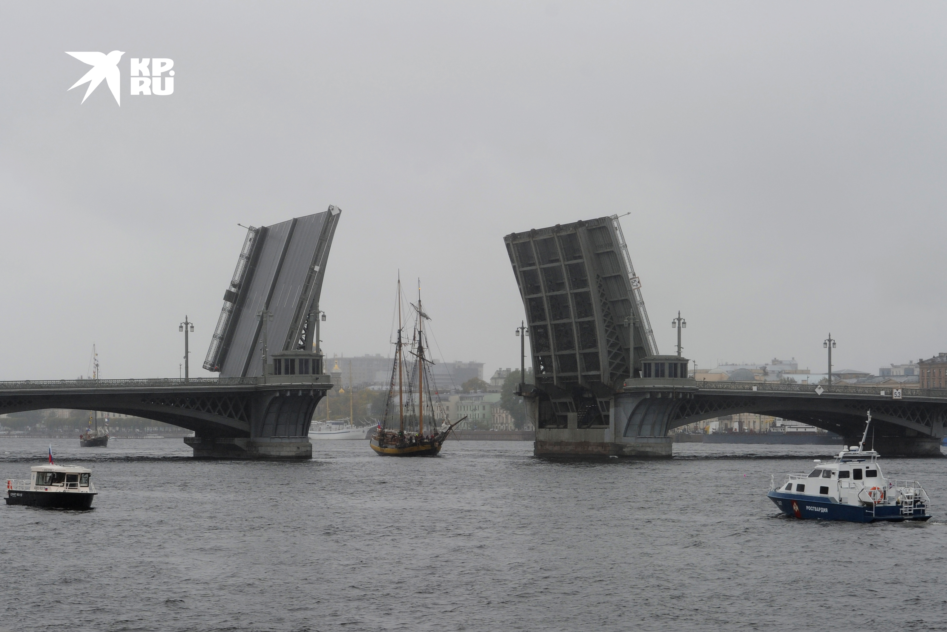 Мосты разводили на полчаса.