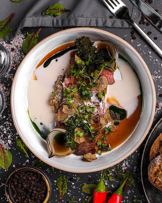 Стейк в заведении Моргенштерна с баклажаном и трюфелем. Цена — 1 тыс. 290 руб