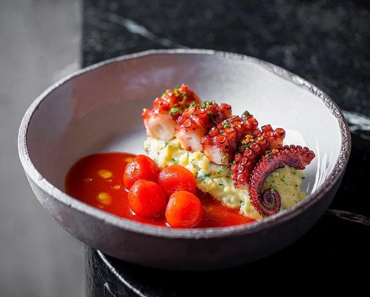 Осьминог с толченой картошкой и томатами в заведении, где соинвестор Собчак. Цена — 970 руб