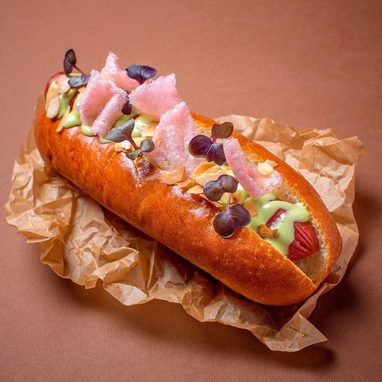 Этот хот-дог от Гарика Бульдога Харламова в меню обозначен так: Гейша в вотсапе дог — 260 руб