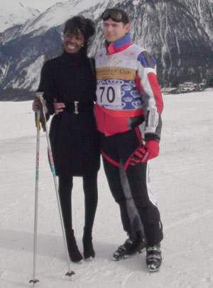 Многие богачи привезли на этот курорт девушек, похожих на Наоми Кэмпбелл. Таких, как эта красотка.