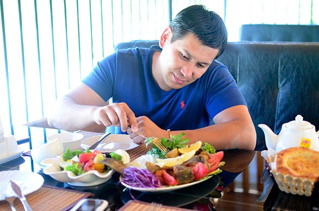 Гендиректор «Управления спортивными сооружениями и спортивного обеспечения» КР Эдиль Касенов выудил поистине королевскую рыбку. В следующий раз наверняка попадется золотая! Фото: Рысгуля НУРЛАНБЕКОВА